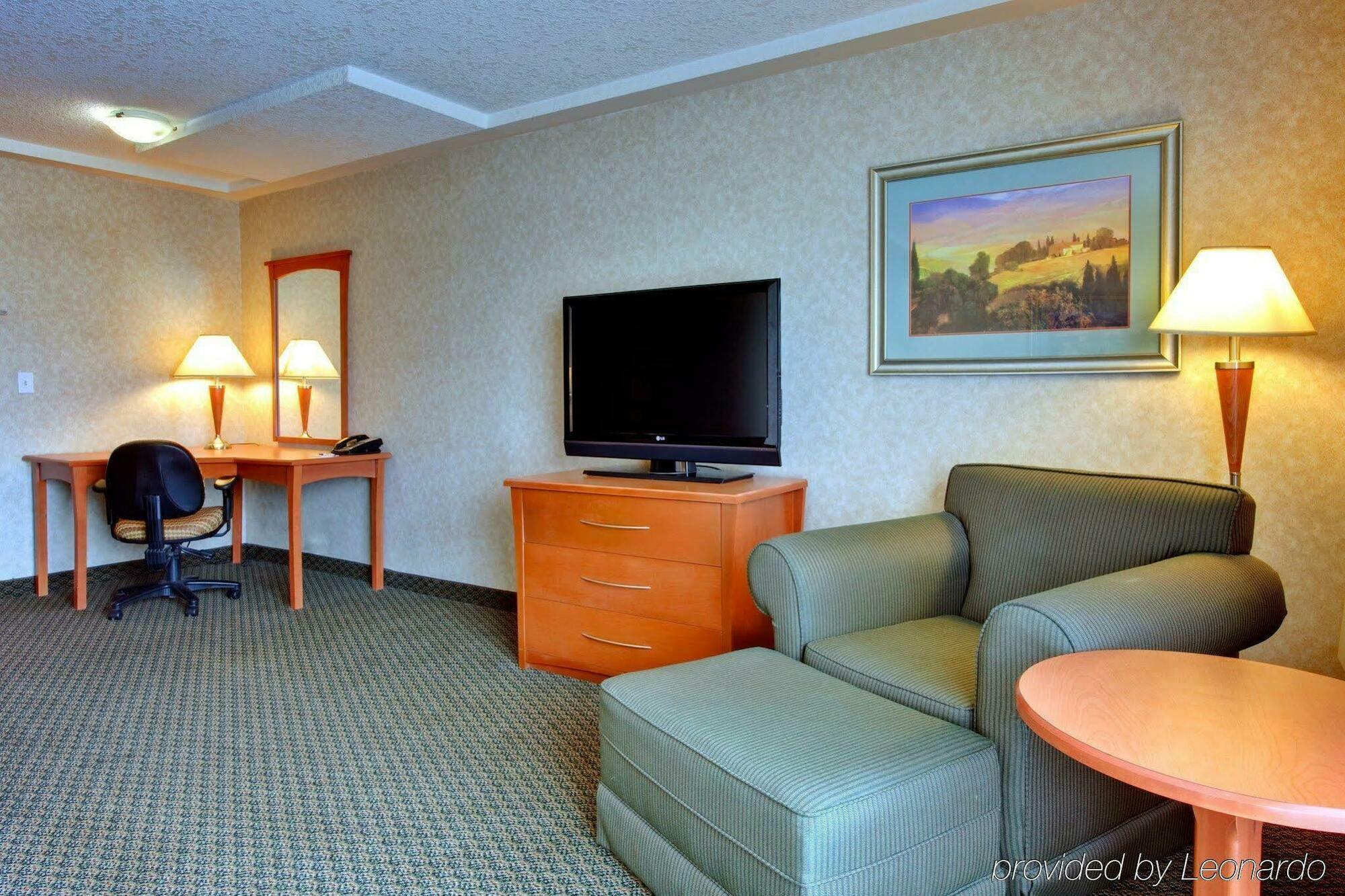 Holiday Inn Express And Suites Calgary, An Ihg Hotel Zimmer foto